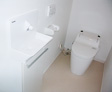 <span class='green'>【トイレ】</span><br />トイレも白で統一。無駄なく、シンプルな設計で広さを優先。