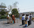 <span class='green'>【地鎮祭】</span><br />神主さんがいらして、お祓い。家族みんなで無事の完成を祈りします。