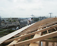 <span class='green'>【屋根基礎工事（野地板）】</span><br />垂木の上に基礎となる野地板を施工していきます。