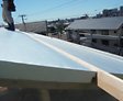 <span class='green'>【屋根基礎工事（断熱材）】</span><br />野地板の上にさらに垂木を設置し、<br />垂木の間を断熱材（外断熱）で隙間なく埋めていきます。
