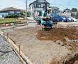 <span class='green'>【基礎工事（遣り方）】</span><br />さあ、工事開始！まずは建物の位置の確認と土地の平衡を確保します。