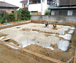 <span class='green'>【基礎工事（均しコンクリートと砕石）】</span><br />均しコンクリートで地盤を均衡にし、建物の耐力を造る砕石をまきます。