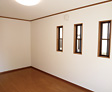 <span class='green'>【1階洋室】</span><br />窓枠、天井の縁、フローリングを木目でアクセントに。